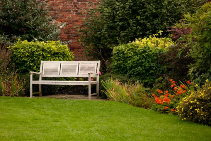 witte bank in tuin | Meer Groen Hoveniers – hoveniersbedrijf in Zwolle